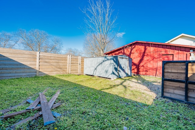 view of yard featuring an outbuilding and fence