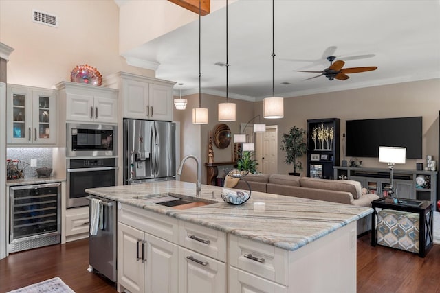 kitchen featuring stainless steel appliances, wine cooler, visible vents, a sink, and ceiling fan