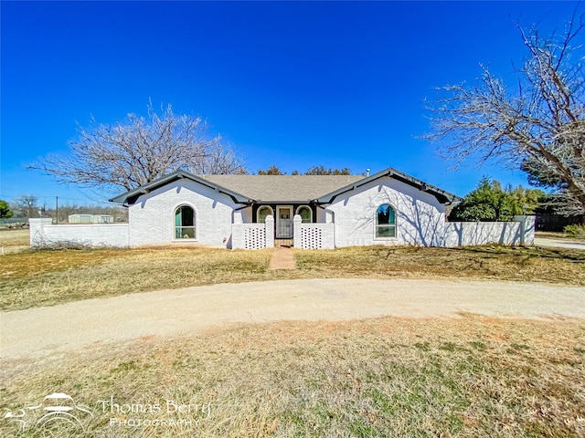 view of front of property featuring fence