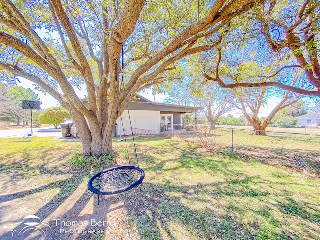 view of front of property featuring a front lawn and fence