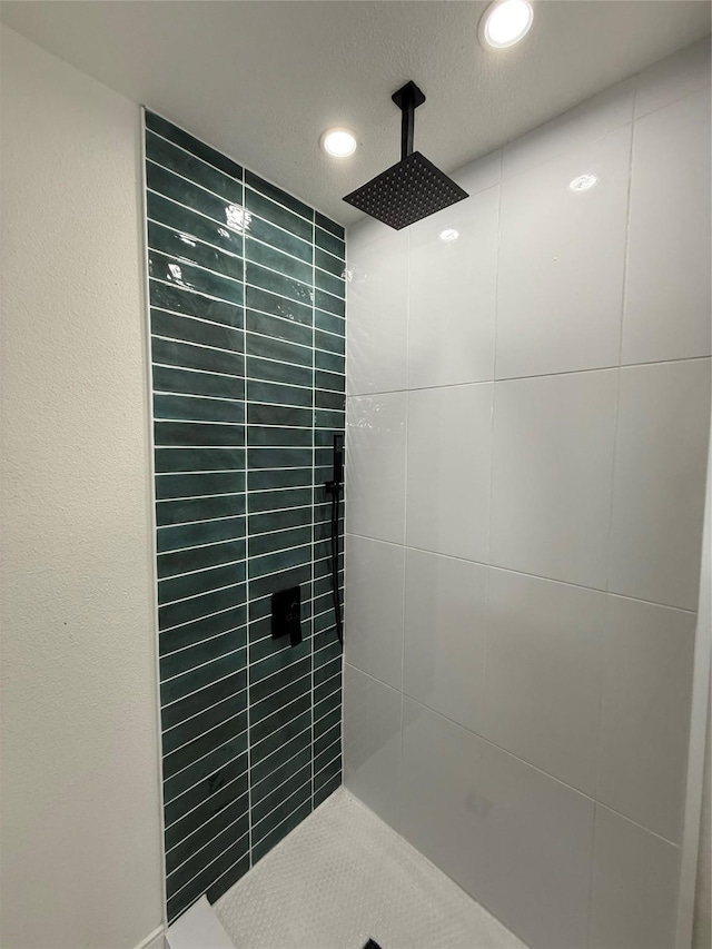 details featuring a tile shower and recessed lighting