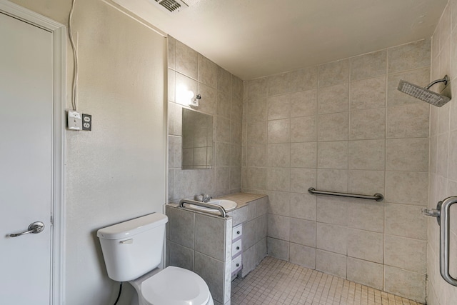 bathroom featuring tiled shower and toilet