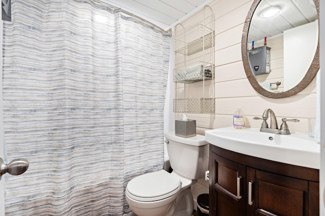 full bath featuring toilet, curtained shower, and vanity