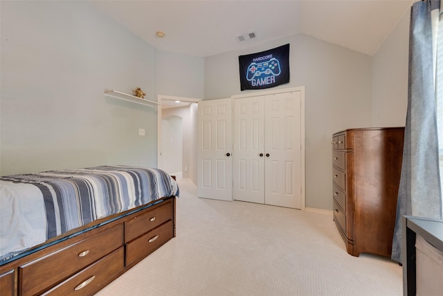 bedroom featuring arched walkways, light carpet, visible vents, vaulted ceiling, and a closet