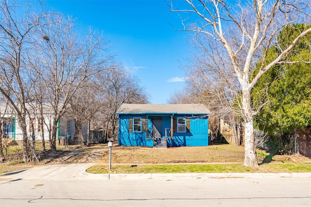 bungalow featuring driveway and a front yard