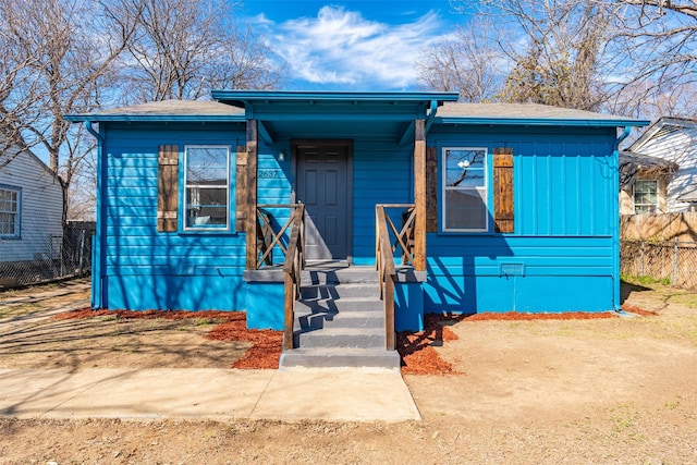 bungalow-style house featuring fence