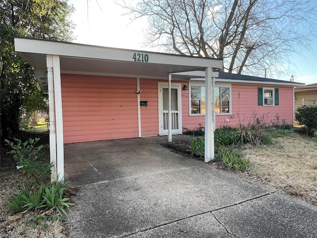 view of front of home with driveway and a carport