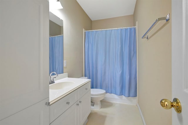 full bath with toilet, a shower with shower curtain, and vanity