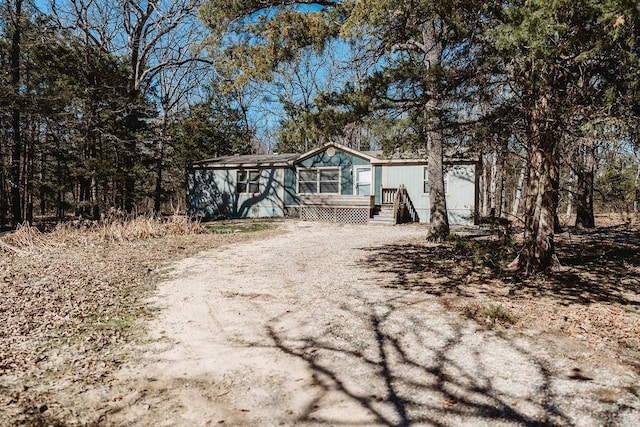 manufactured / mobile home featuring dirt driveway