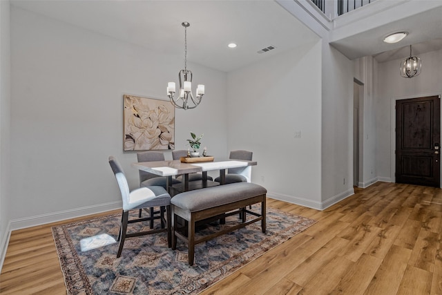 dining room featuring visible vents, a chandelier, light wood-style flooring, and baseboards