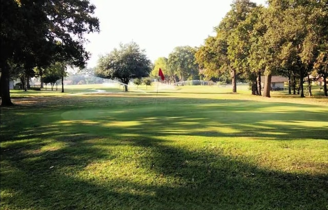 view of property's community featuring a yard