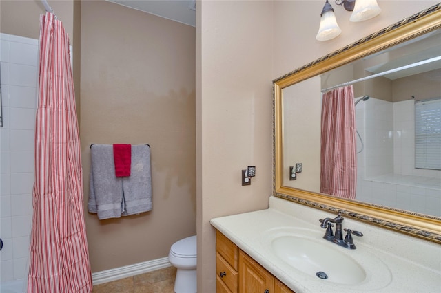 bathroom featuring a shower with curtain, baseboards, vanity, and toilet