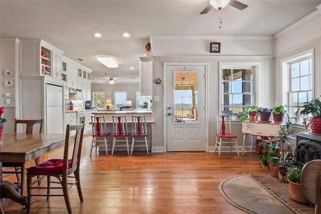 dining area with light wood-style floors, recessed lighting, ceiling fan, and ornamental molding