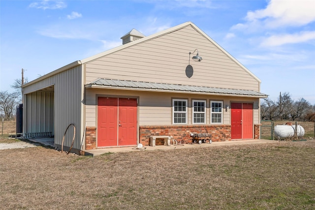 exterior space featuring a front yard and an outdoor structure