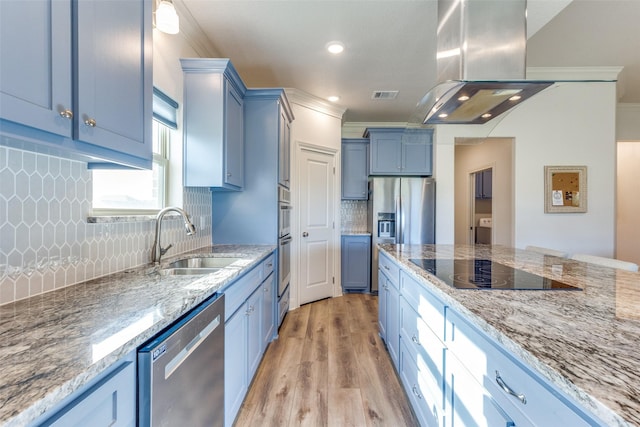 kitchen with visible vents, appliances with stainless steel finishes, a sink, blue cabinets, and light wood-type flooring