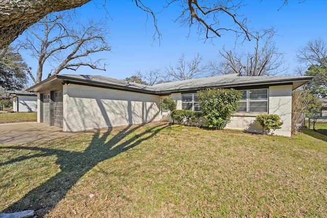 view of front of house with an attached garage, brick siding, fence, driveway, and a front yard