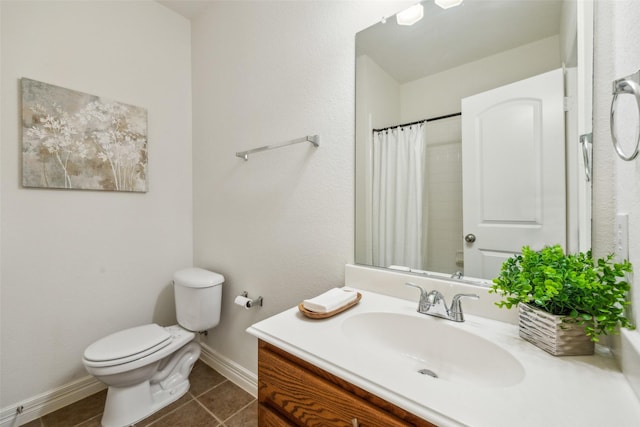 full bath featuring baseboards, a shower with shower curtain, toilet, tile patterned floors, and vanity