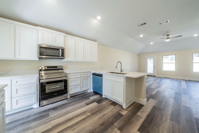 kitchen with visible vents, open floor plan, a peninsula, stainless steel appliances, and a sink