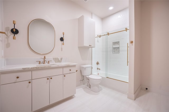 bathroom featuring shower / bath combination with glass door, recessed lighting, toilet, vanity, and baseboards