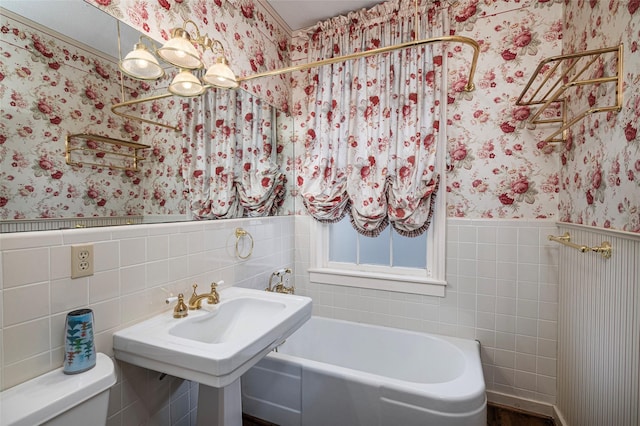 4705 El Campo Ave, Fort Worth, TX 76107 - full bath with a wainscoted wall, a tub to relax in, toilet, and wallpapered walls