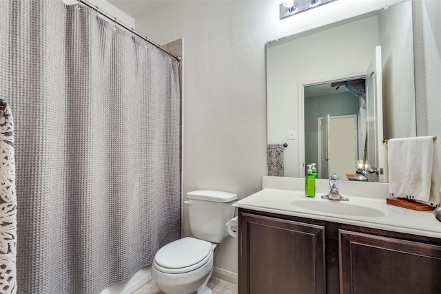 full bath with a shower with shower curtain, vanity, toilet, and baseboards