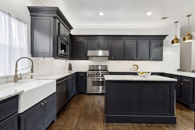 kitchen with tasteful backsplash, appliances with stainless steel finishes, dark wood-type flooring, and under cabinet range hood