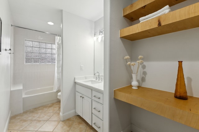 full bathroom featuring toilet, shower / bath combo with shower curtain, vanity, tile patterned flooring, and baseboards