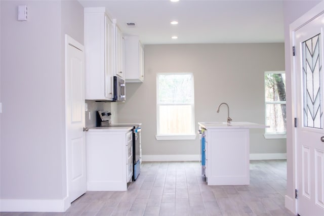 washroom with a wealth of natural light, visible vents, and baseboards