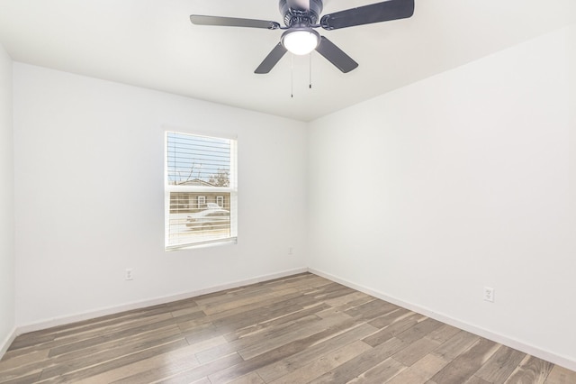 unfurnished room featuring light wood-style flooring, baseboards, and a ceiling fan