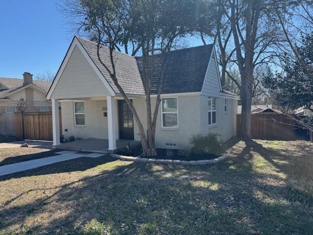 view of front of house featuring a shingled roof, crawl space, a front lawn, and fence