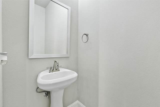 bathroom featuring a sink