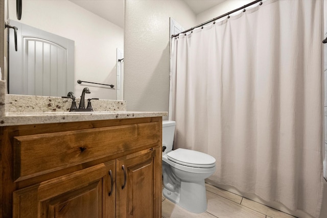 full bathroom featuring a shower with curtain, vanity, and toilet