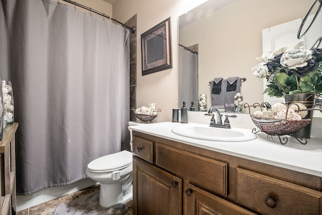 full bath with shower / bath combo with shower curtain, vanity, and toilet