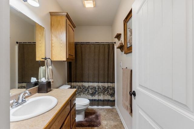 full bathroom featuring curtained shower, vanity, toilet, and baseboards