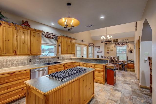 kitchen featuring a sink, a chandelier, stainless steel appliances, backsplash, and visible vents