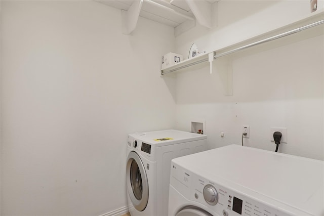 laundry room with laundry area, independent washer and dryer, and baseboards