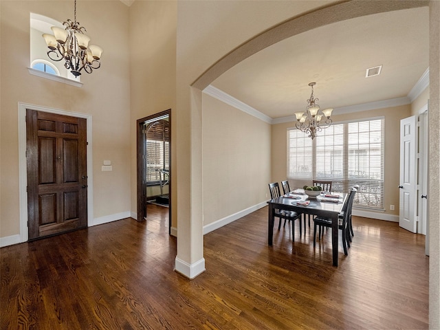 dining space featuring a chandelier, dark wood-style floors, visible vents, and crown molding