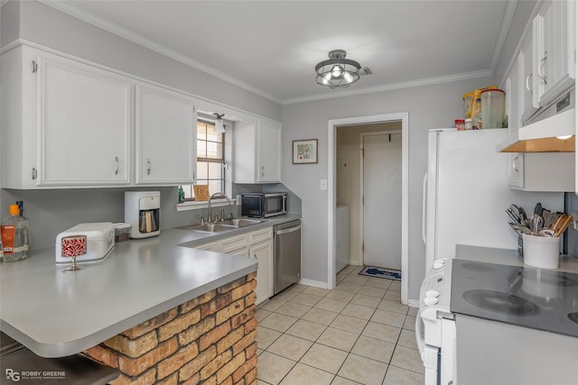 kitchen with crown molding, stainless steel appliances, white cabinetry, a sink, and a peninsula