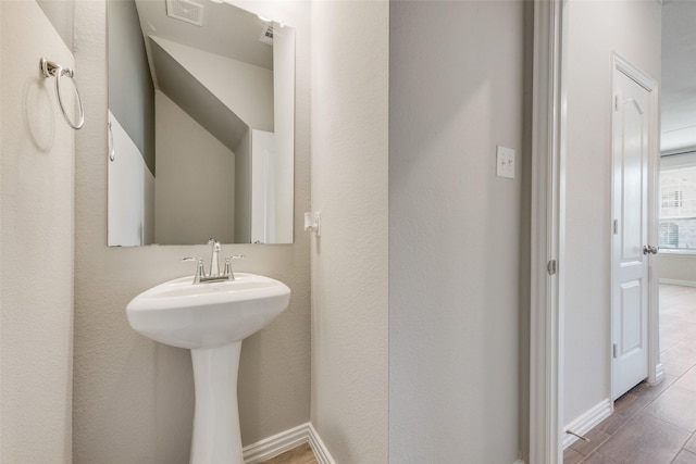 bathroom with visible vents and baseboards