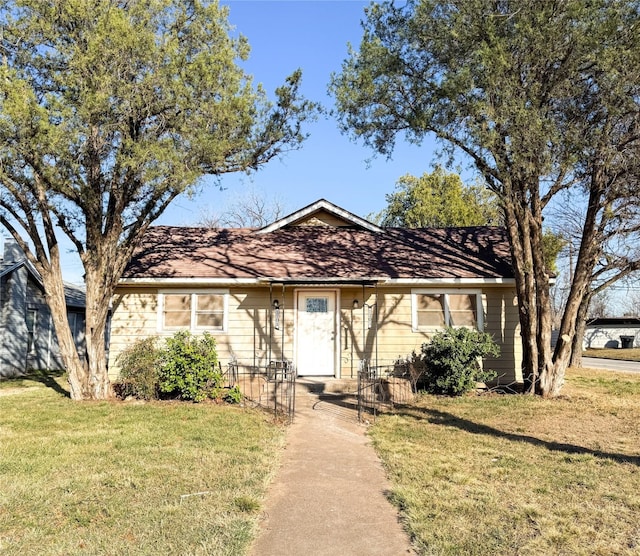 view of front of house featuring a front lawn