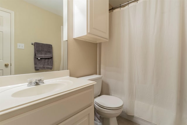 bathroom with a shower with shower curtain, vanity, and toilet