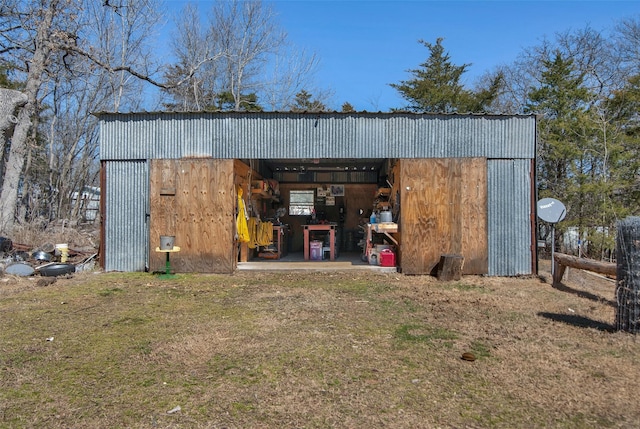 view of pole building featuring a lawn