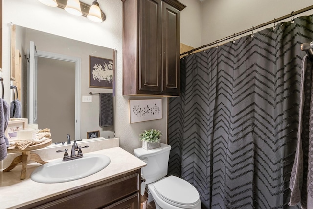 full bath featuring vanity, toilet, and a shower with curtain