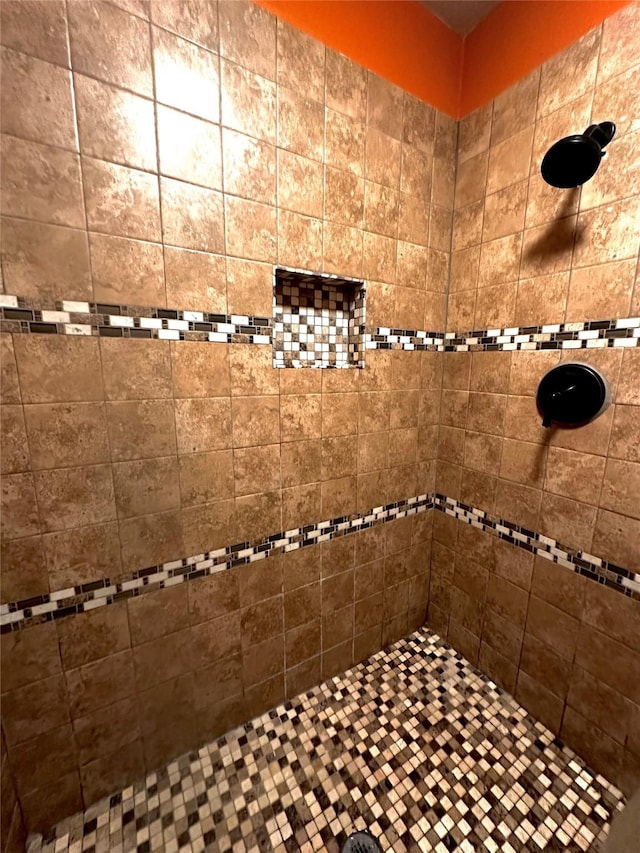 bathroom featuring tiled shower