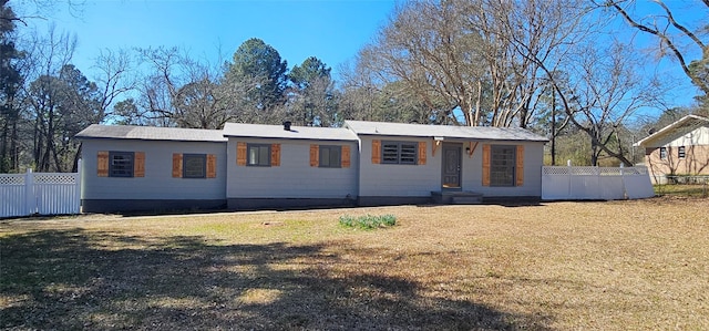 view of front facade featuring fence and a front yard