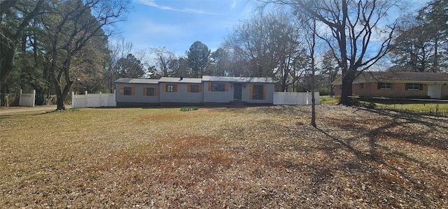 view of front facade featuring a front yard and fence