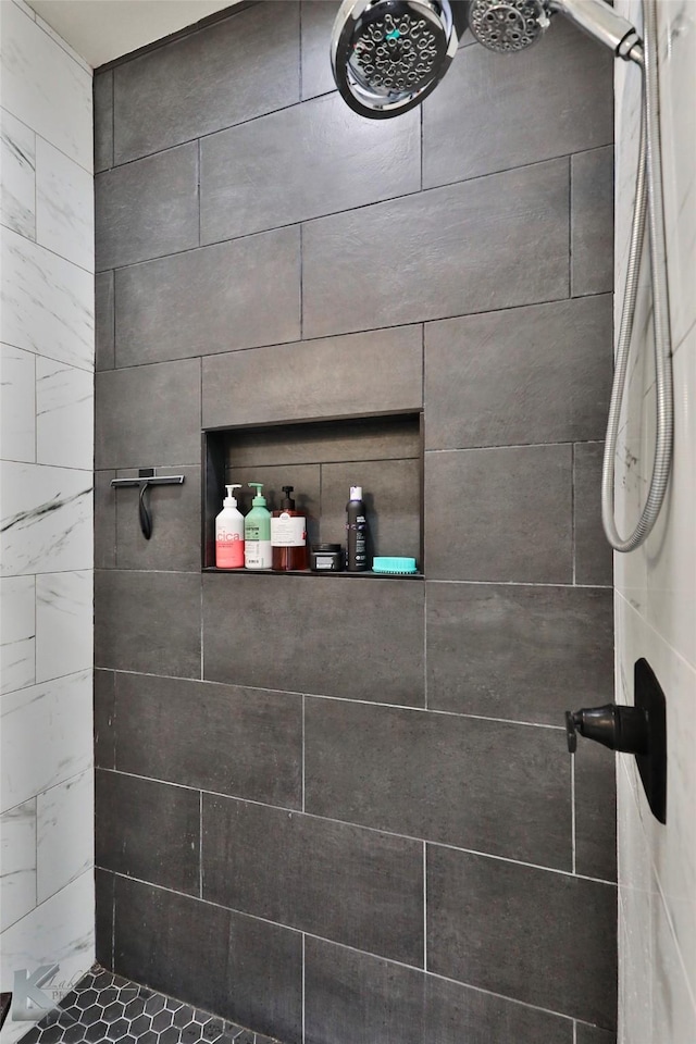 bathroom featuring tiled shower