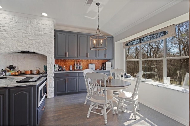 dining room featuring visible vents, an inviting chandelier, dark wood-style floors, and crown molding