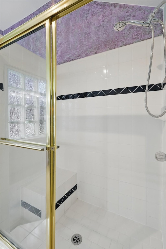 bathroom featuring a tile shower