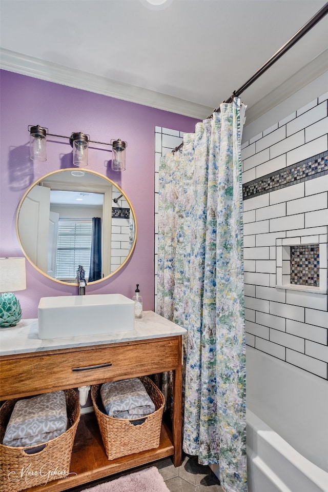 162 Captain Hm Shreve, Shreveport, LA 71115 - full bathroom featuring a sink, shower / bath combo with shower curtain, and crown molding